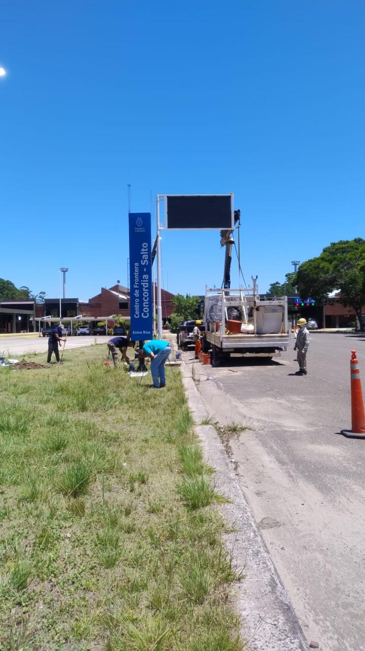 Provisión de columnas para cartelerias