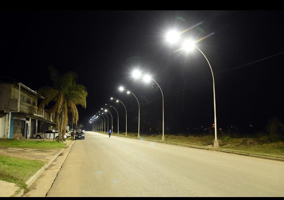 Columnas y luminarias avenida Frondizi en Concepción del Uruguay